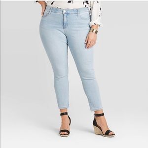 PLUS SIZE MIDRISE SKINNY JEANS
